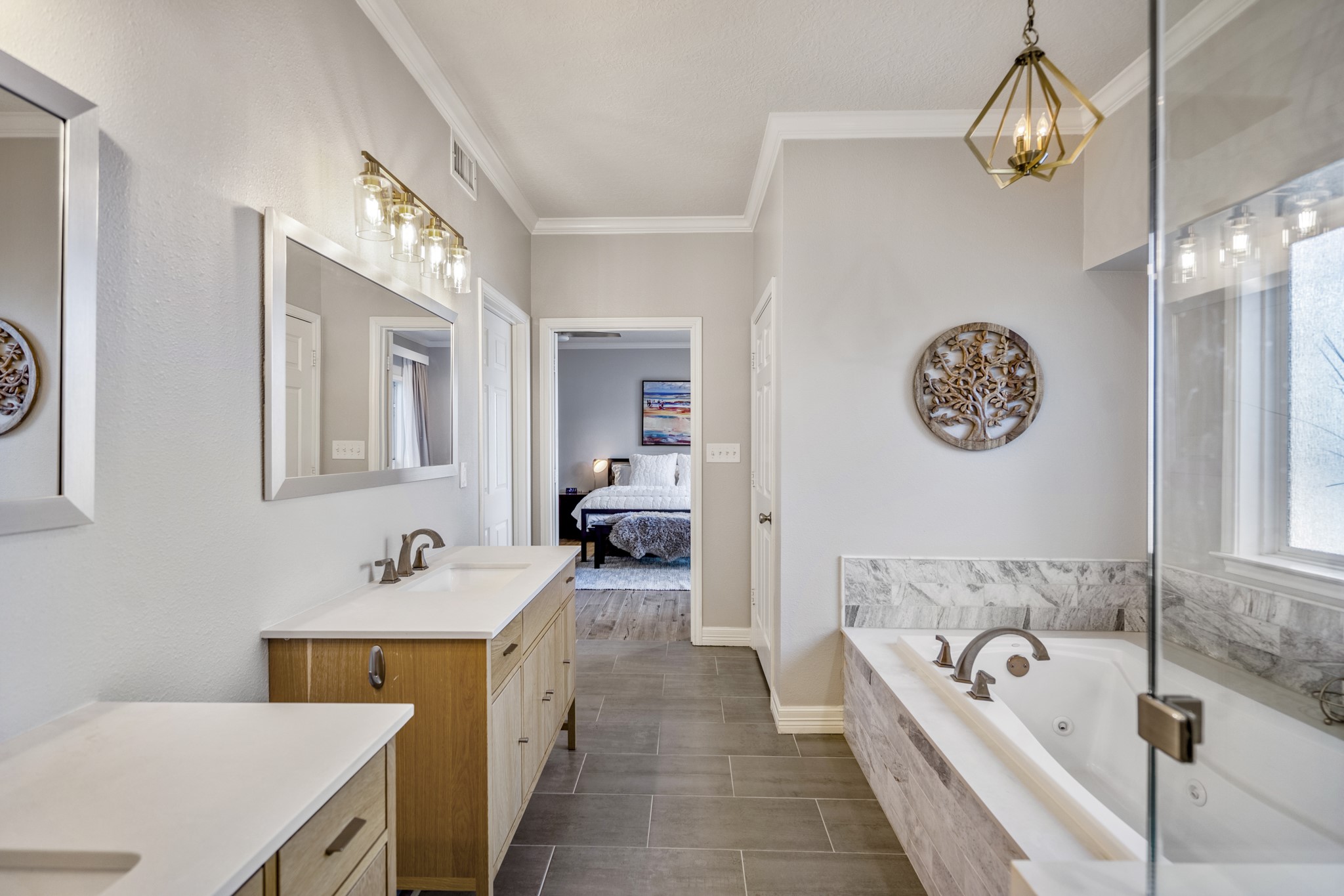 615 Inlet Drive Livingston, TX 77351 - Photo 26 of 50 Upgraded primary en suite bath with walk in closet.