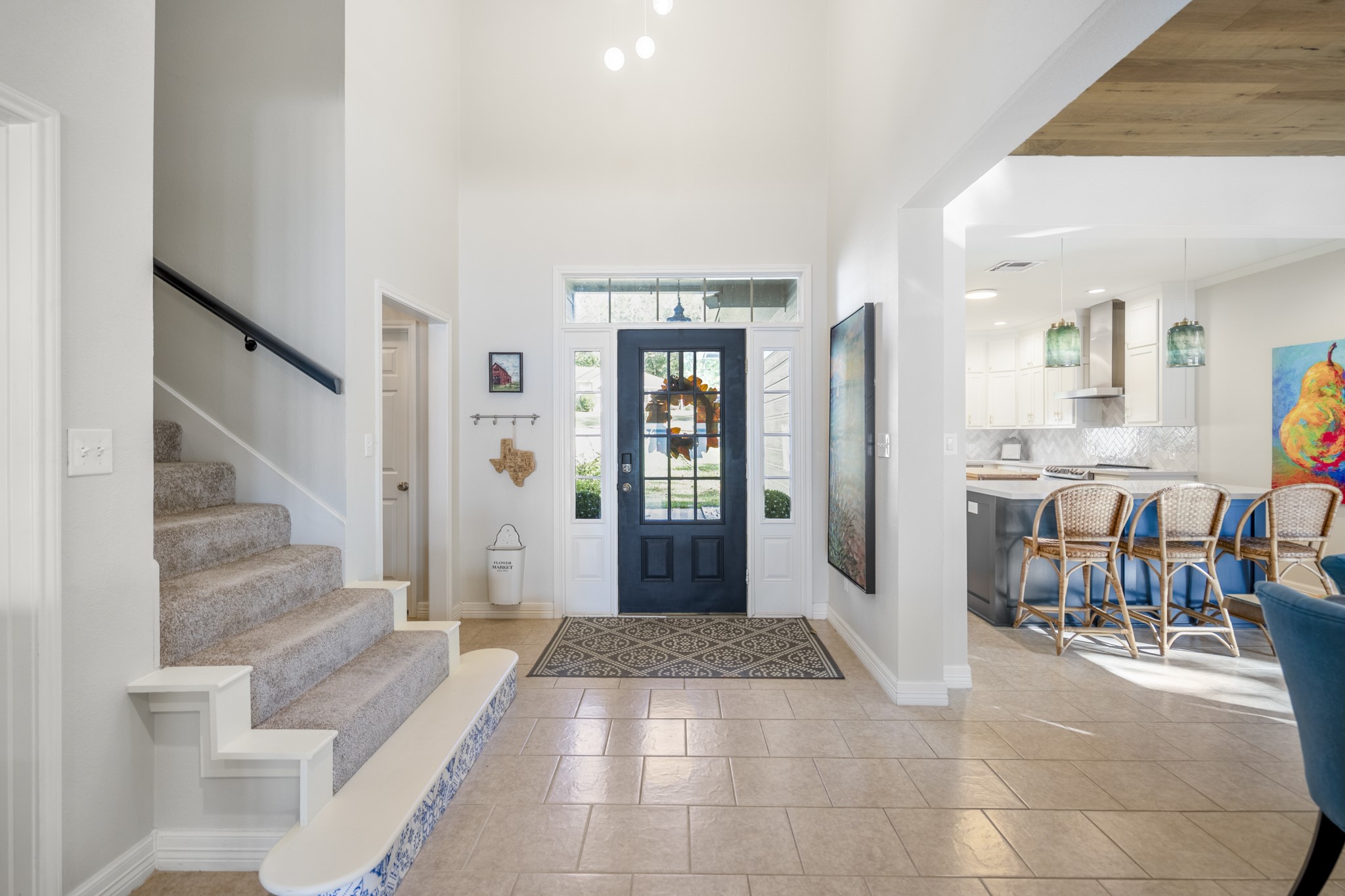 615 Inlet Drive Livingston, TX 77351 - Photo 27 of 50 Spacious living room with amazing views of the lake