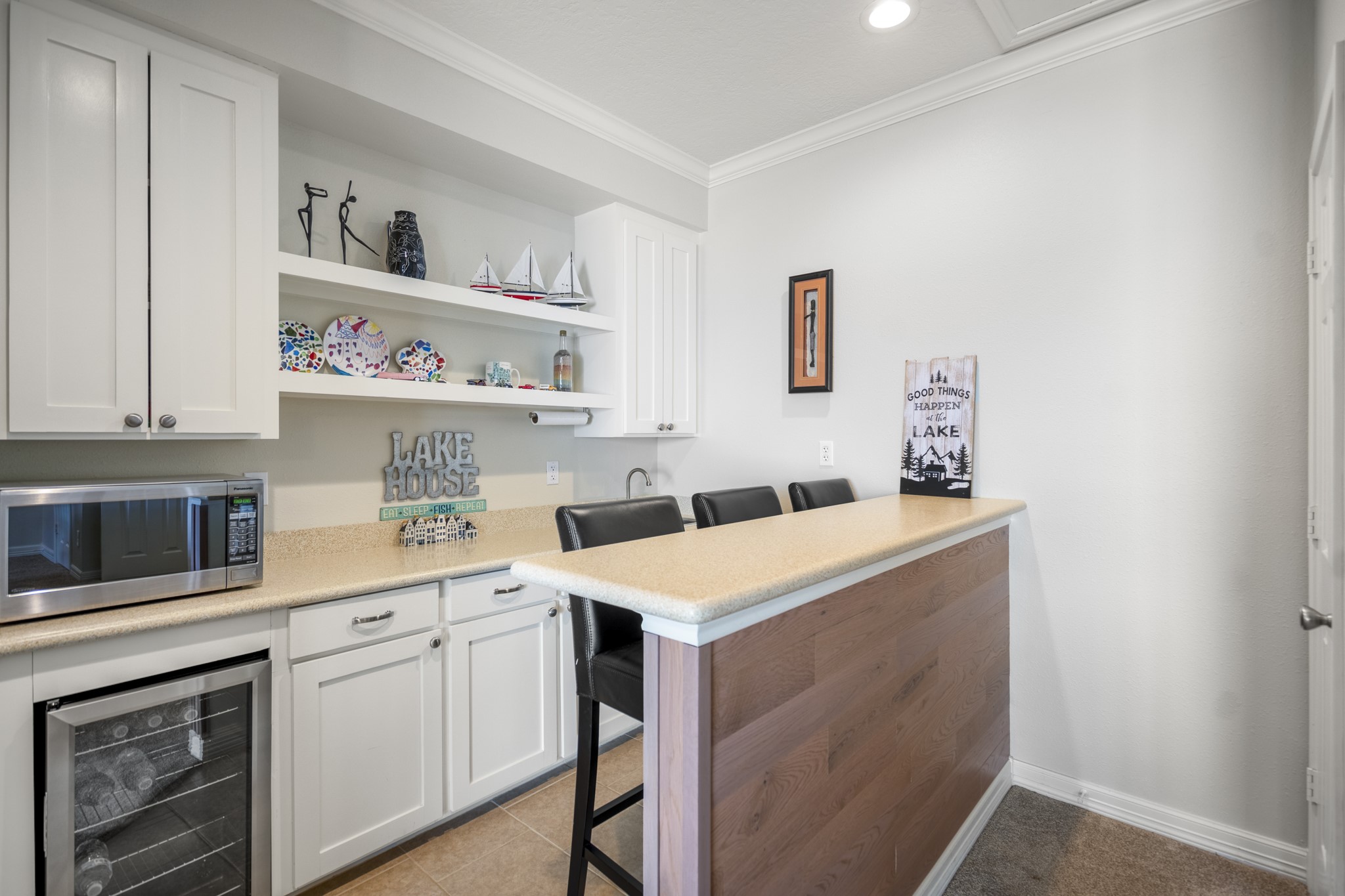 615 Inlet Drive Livingston, TX 77351 - Photo 32 of 50 The wet bar is perfect for cozy nights after long days on the lake!