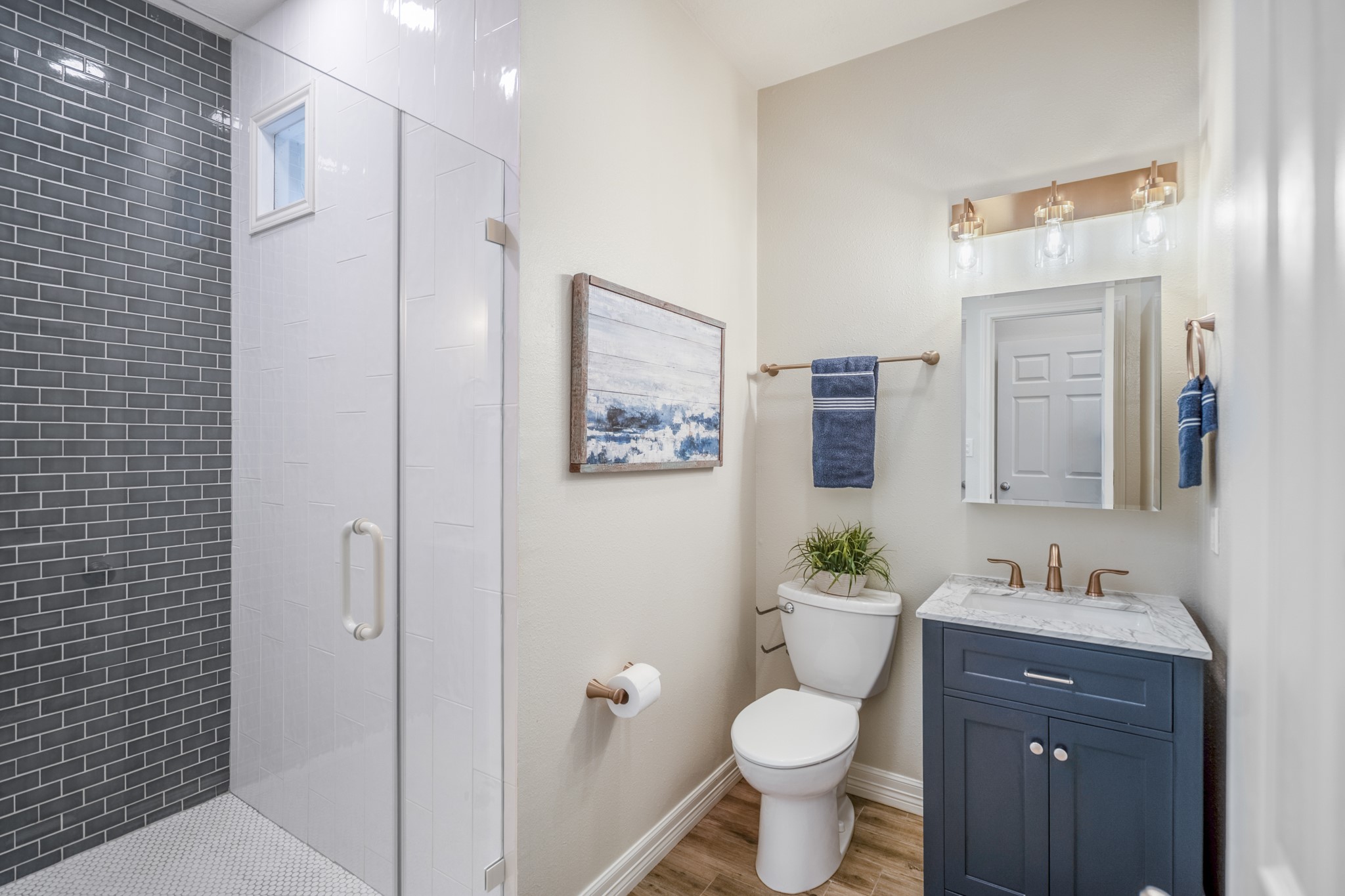 615 Inlet Drive Livingston, TX 77351 - Photo 34 of 50 Additional upstairs bath for guests!