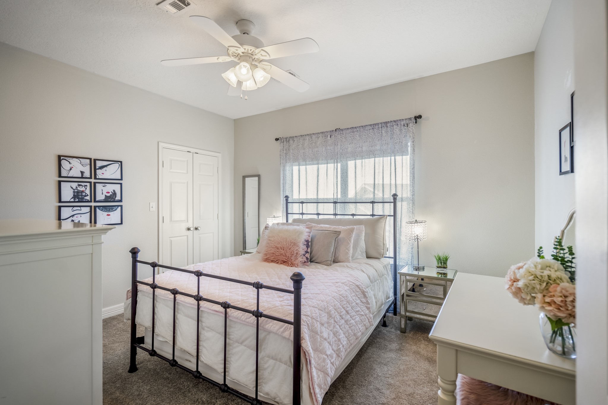 615 Inlet Drive Livingston, TX 77351 - Photo 35 of 50 a bedroom with a large bed and a chandelier