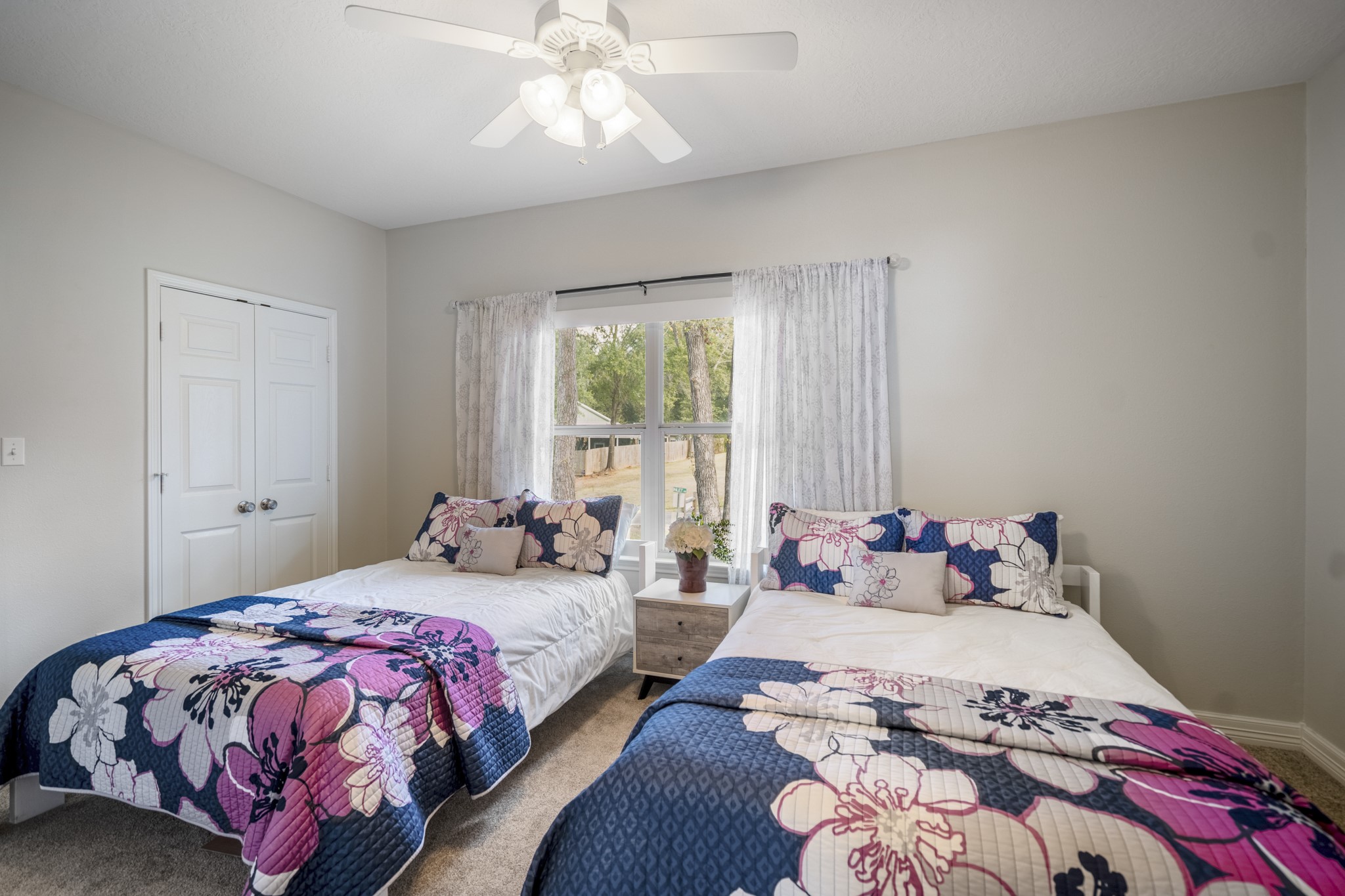 615 Inlet Drive Livingston, TX 77351 - Photo 36 of 50 a bedroom with a bed and a chandelier