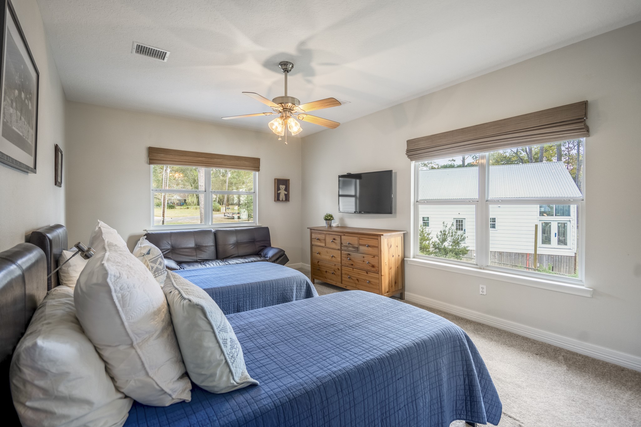 615 Inlet Drive Livingston, TX 77351 - Photo 37 of 50 Upstairs bedroom with lots of natural light and great views!