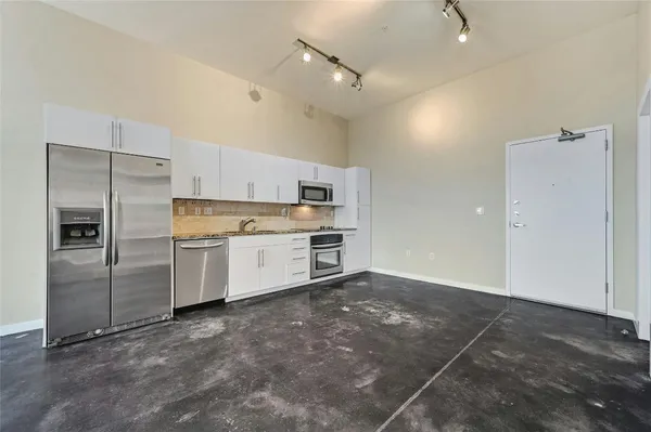 $2,000 | 2235 East 6th Street, Unit 402, Austin, TX 78702