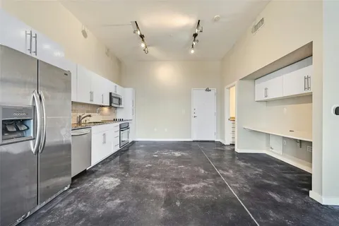 $2,000 | 2235 East 6th Street, Unit 402, Austin, TX 78702