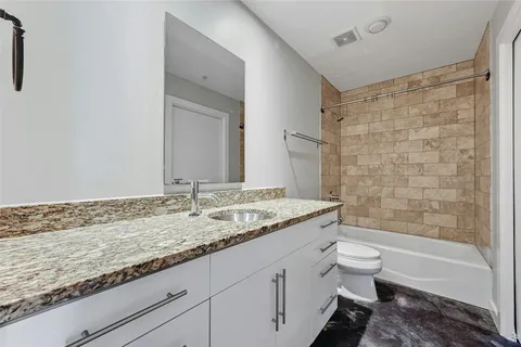 $2,000 | 2235 East 6th Street, Unit 402, Austin, TX 78702