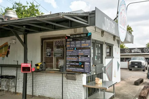 $2,000 | 2235 East 6th Street, Unit 402, Austin, TX 78702