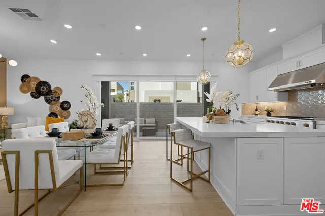 a view of entryway and kitchen