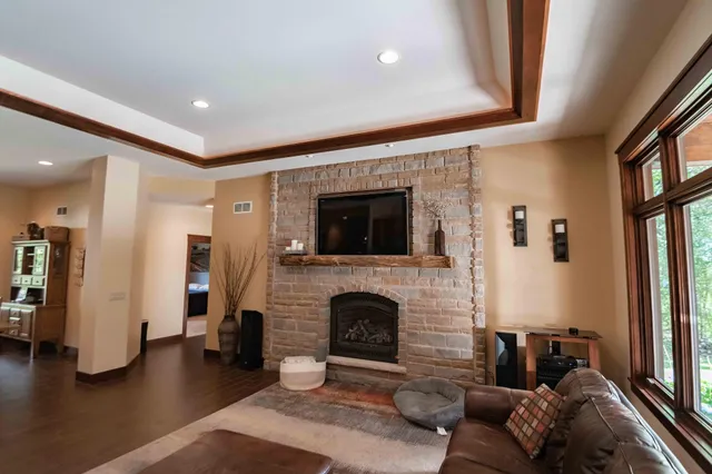 $1,200,000 | 650 33rd Street Northwest, Austin, MN 55912