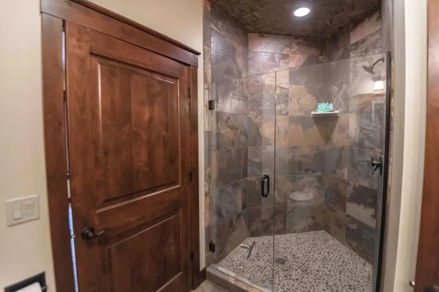 $1,200,000 | 650 33rd Street Northwest, Austin, MN 55912