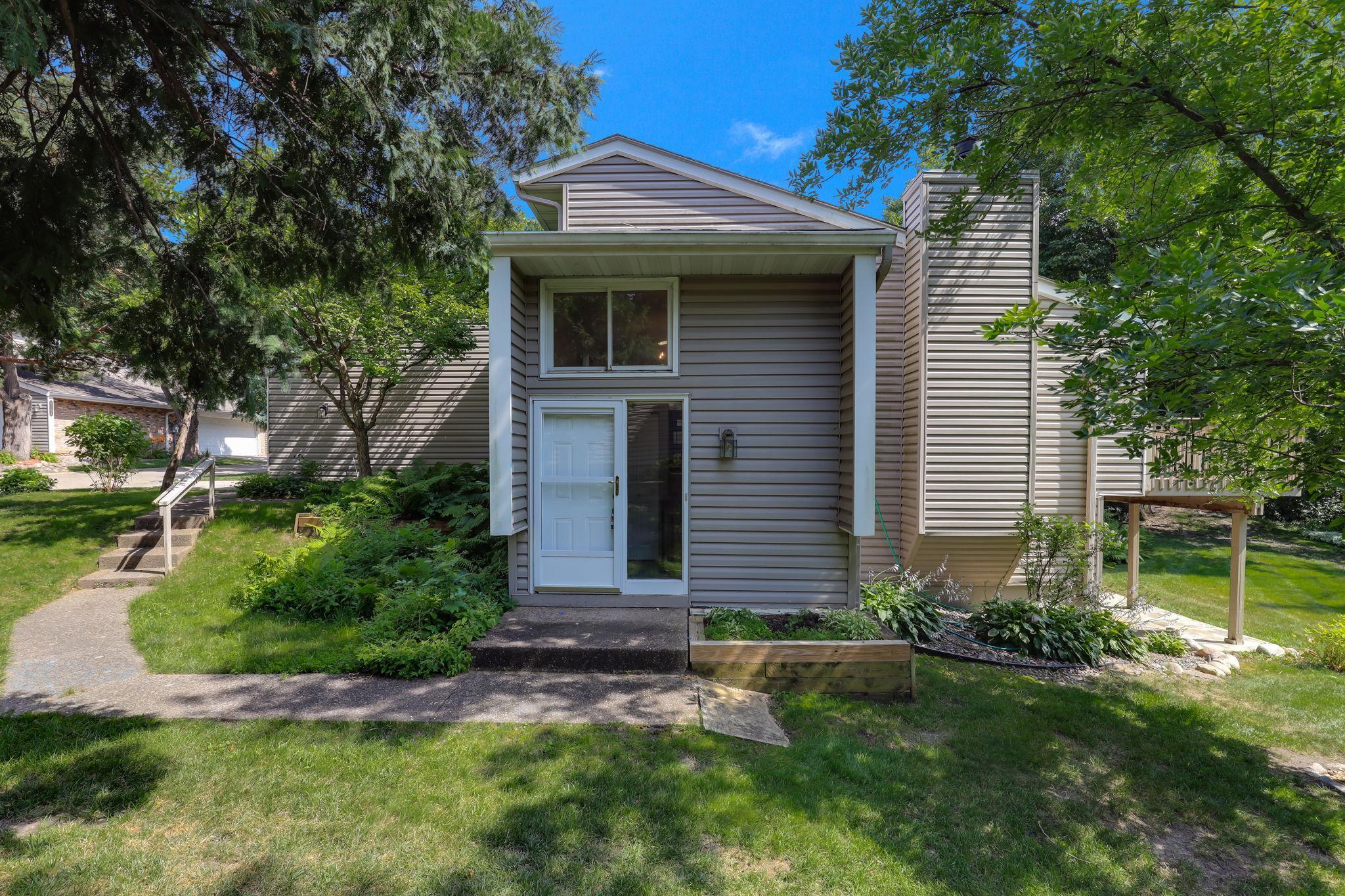 9188 Neill Lake Road Eden Prairie, MN 55347 - Photo 4 of 37 Gallery Image 4