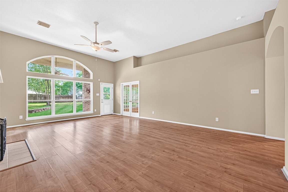 1514 Melissa Drive Spring, TX 77386 - Photo 4 of 20 The brand new large windows let a lot of natural light into the entire living space.