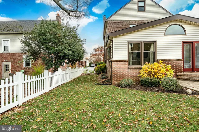 a view of a pathway both side of building