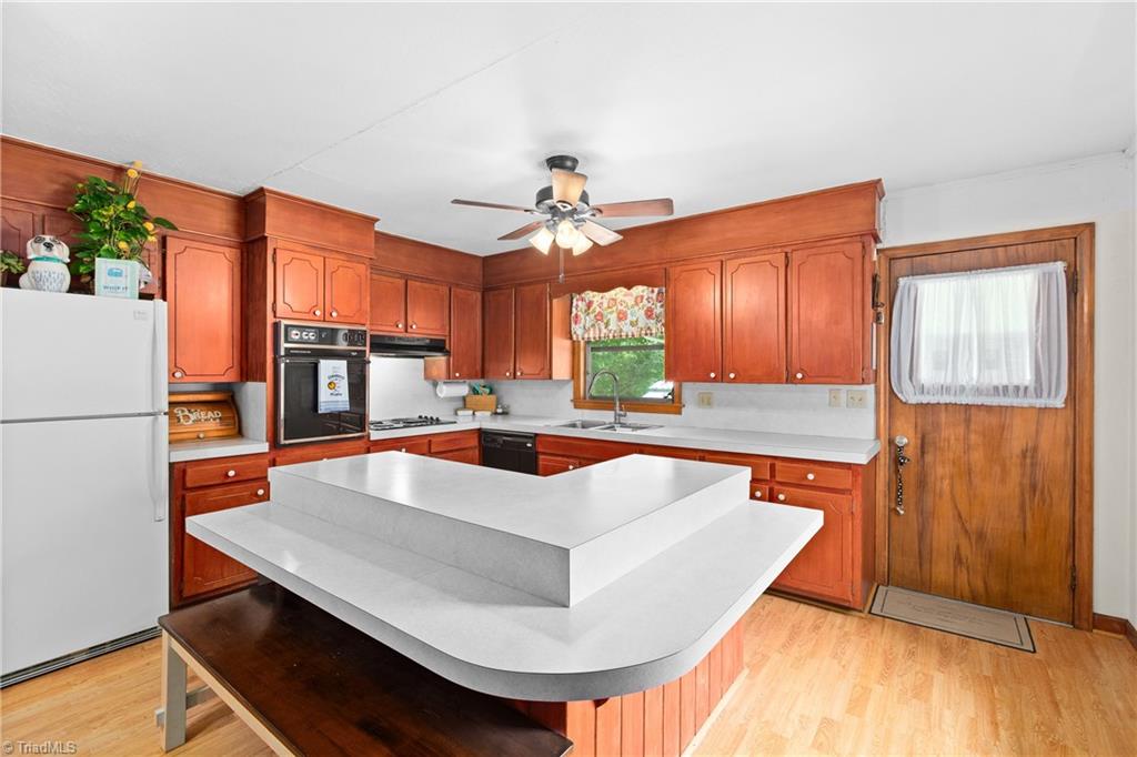 304 Armstrong Road Pilot Mountain, NC 27041 - Photo 10 of 42