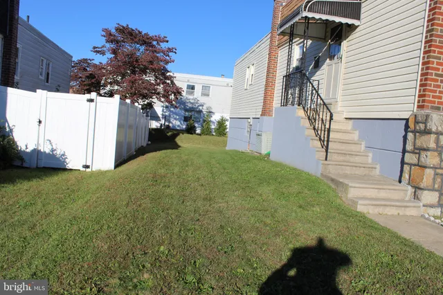 a view of a yard in front of a house