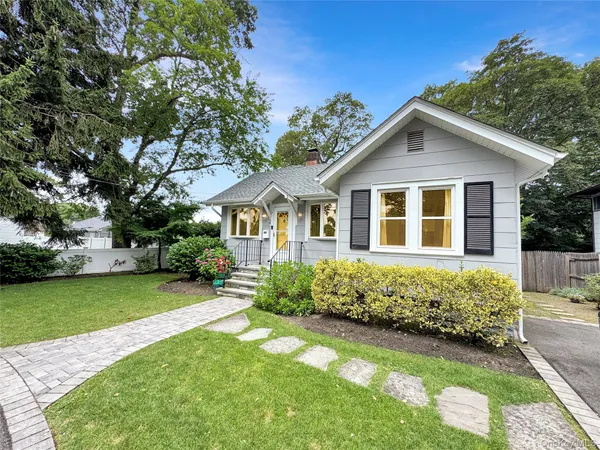 $4,300 | 98 Frederick Avenue, Babylon, NY 11702