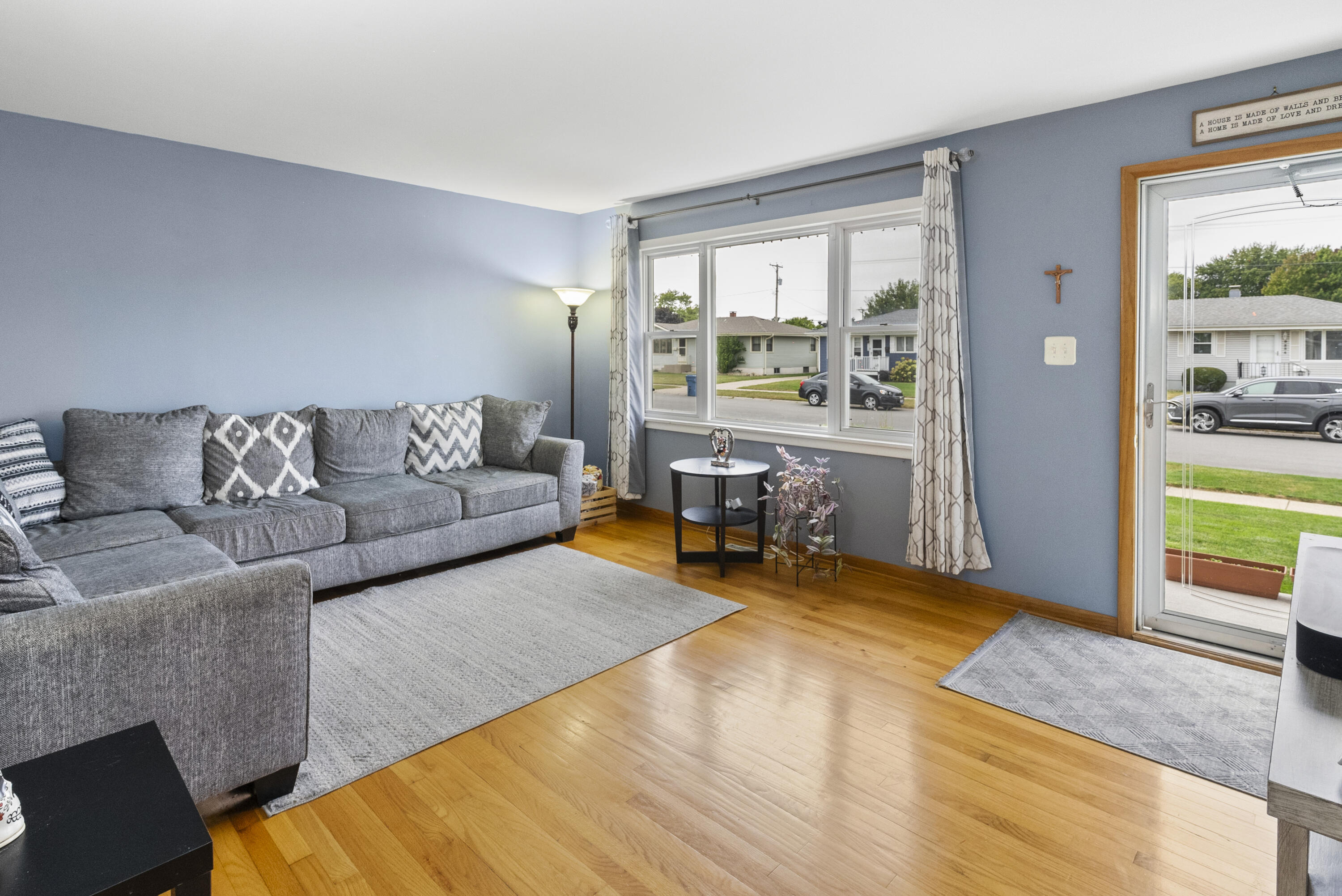 9331 Farmer Drive Highland, IN 46322 - Photo 4 of 19 a living room with furniture and a table