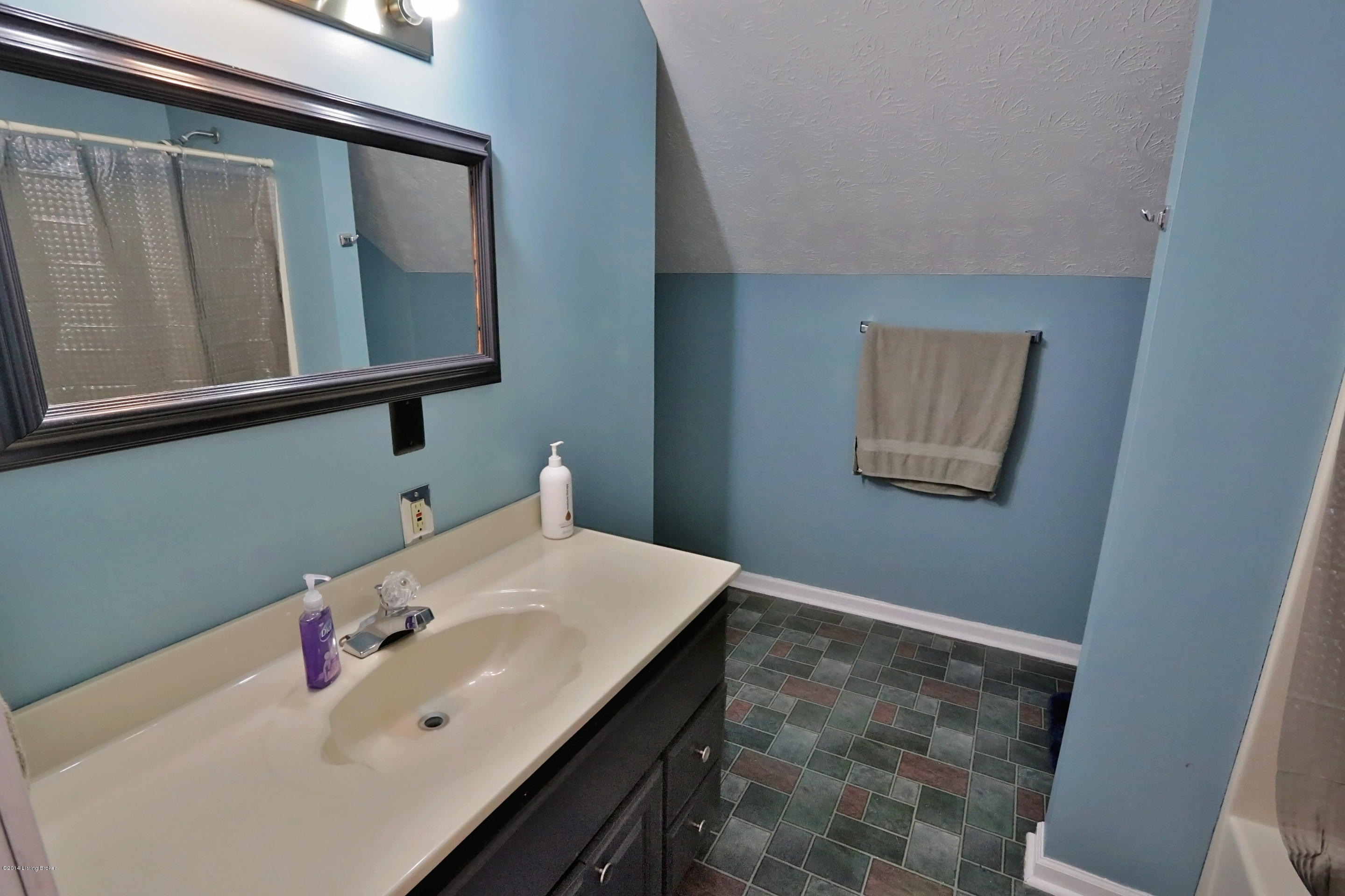 10725 Frankfort Road Waddy, KY 40076 - Photo 27 of 28 upstairs-bathroom