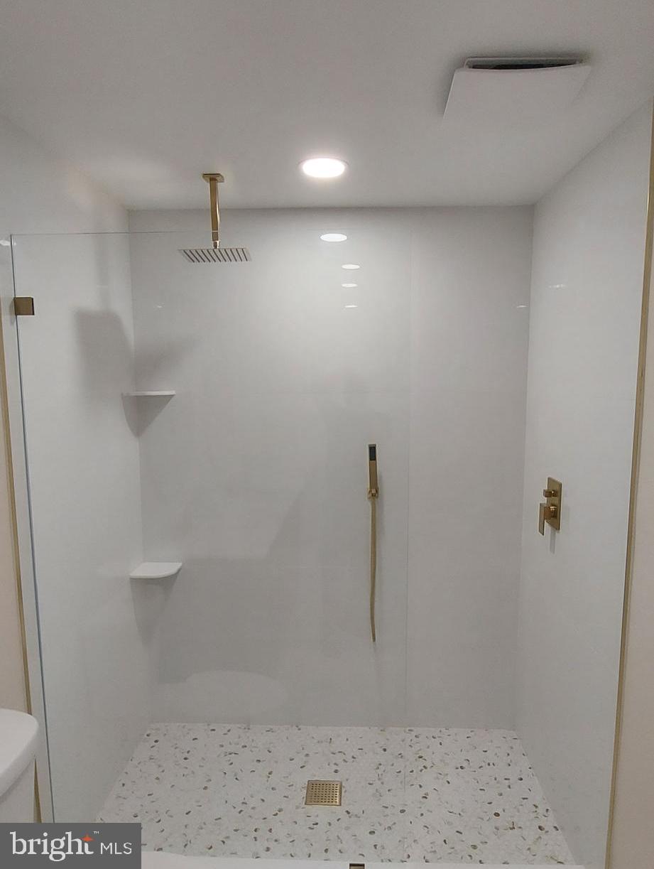 4909 Threadneedle Road Wilmington, DE 19807 - Photo 15 of 33 a bathroom with a shower