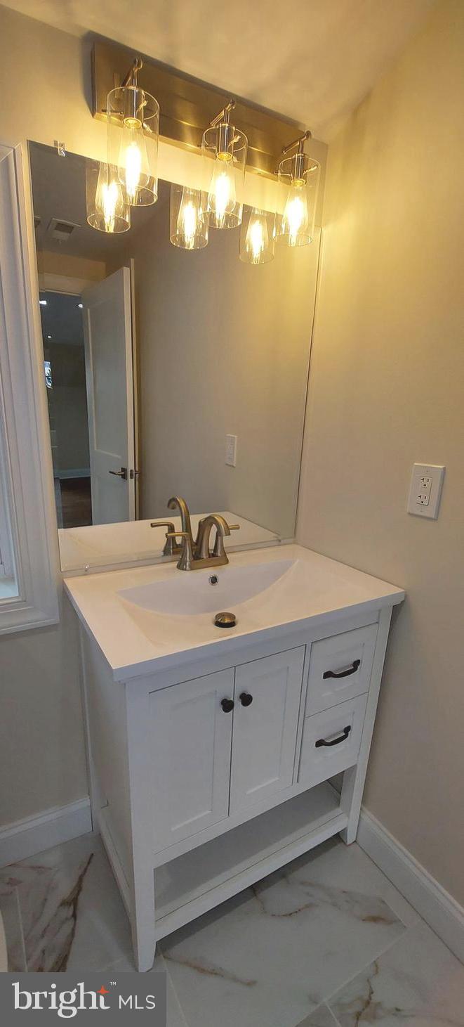 4909 Threadneedle Road Wilmington, DE 19807 - Photo 20 of 33 a bathroom with a sink and a mirror