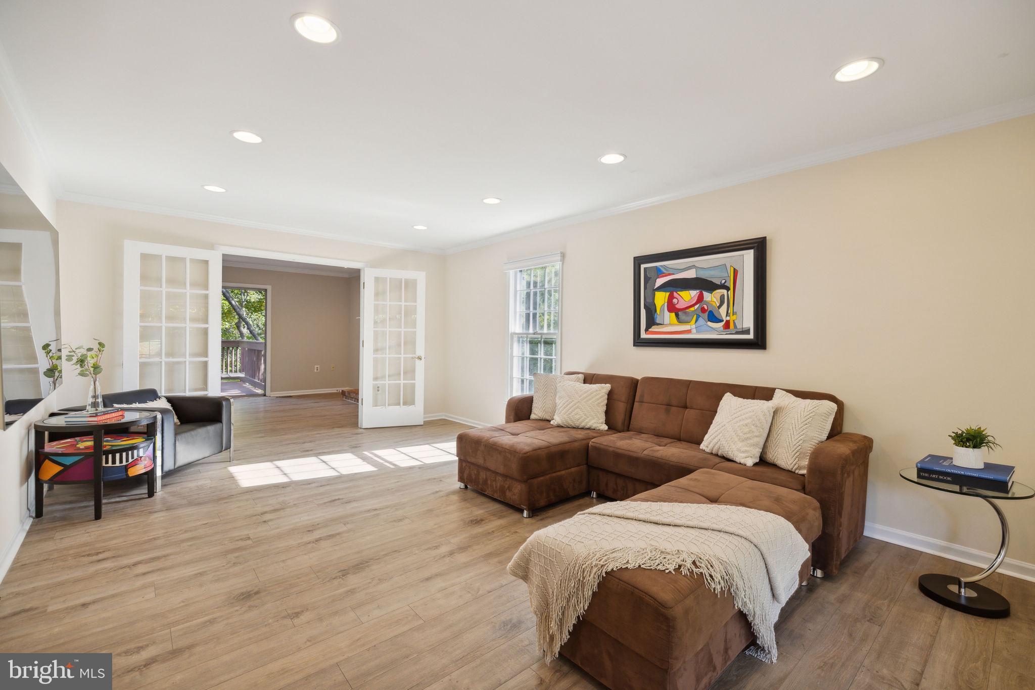 1729 Glastonberry Road Potomac, MD 20854 - Photo 3 of 32 Living Room