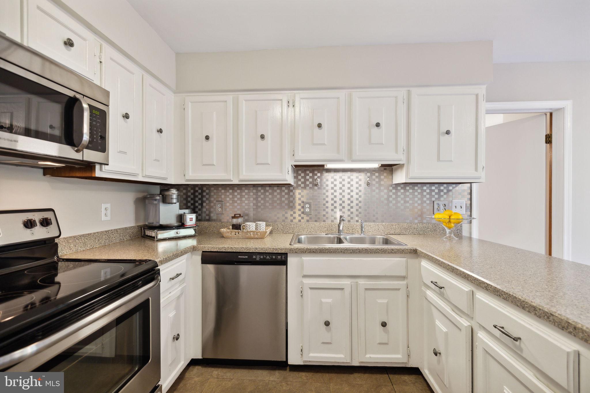 1729 Glastonberry Road Potomac, MD 20854 - Photo 9 of 32 Stainless Steel Appliances