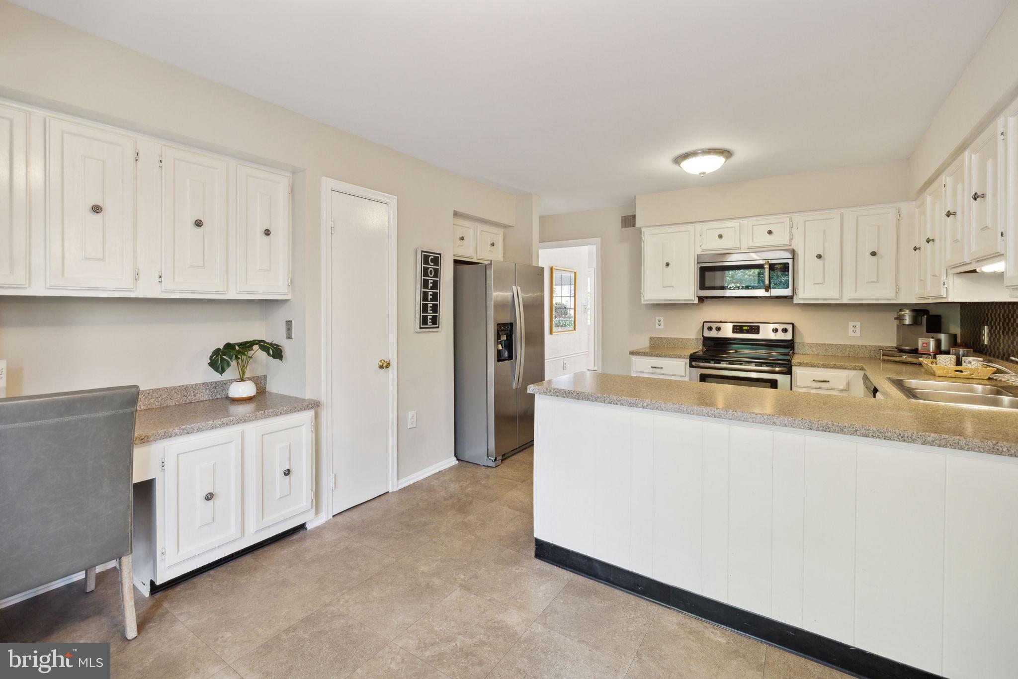 1729 Glastonberry Road Potomac, MD 20854 - Photo 10 of 32 Table Space Kitchen