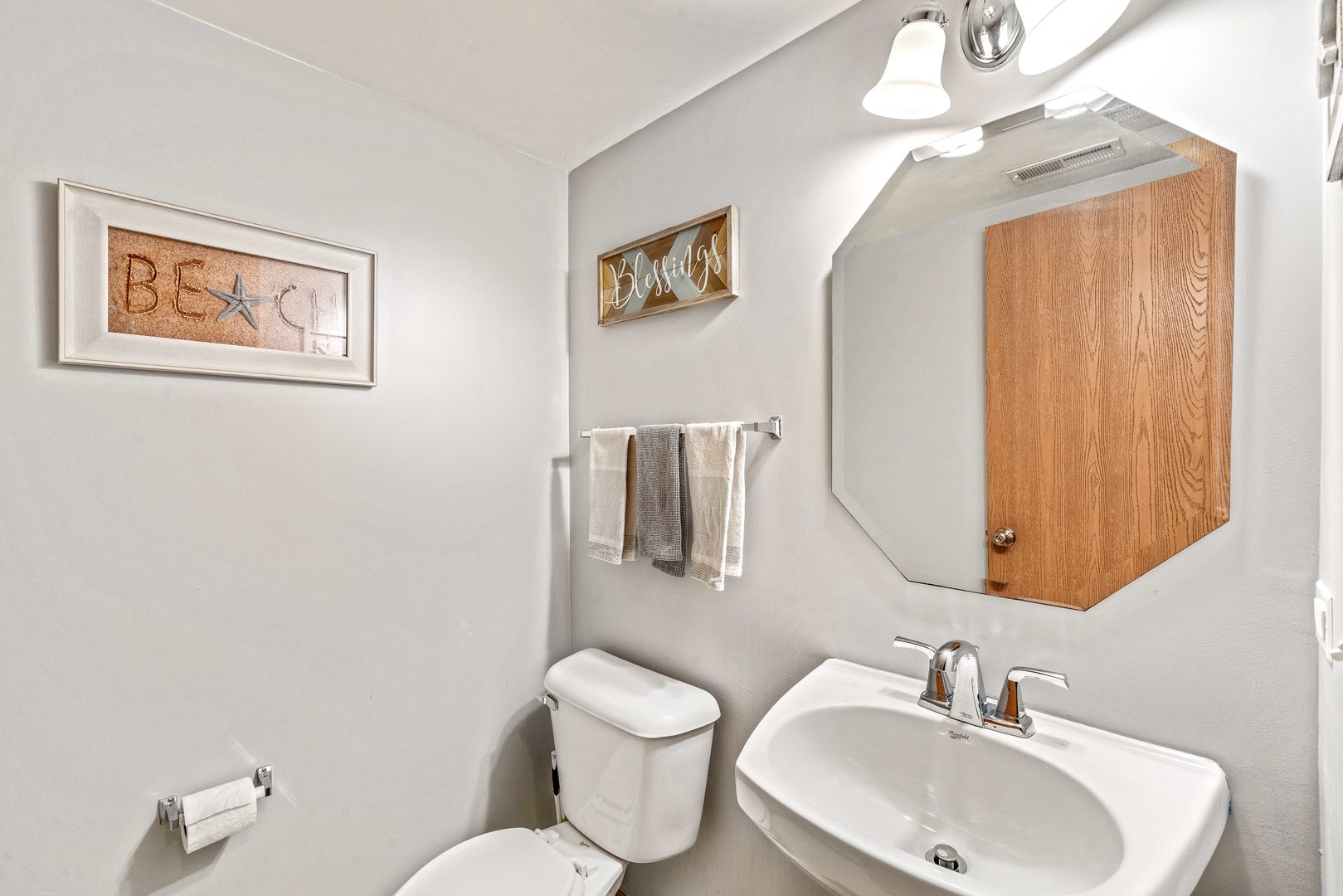 26 Rolling Oaks Road, Unit B Sugar Grove, IL 60554 - Photo 10 of 17 a bathroom with a toilet sink and mirror
