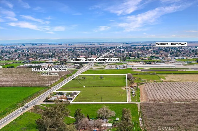 a view of a tennis court