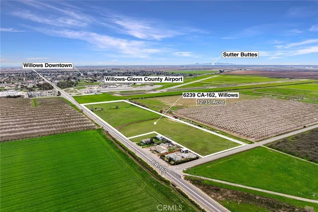 a view of a tennis court