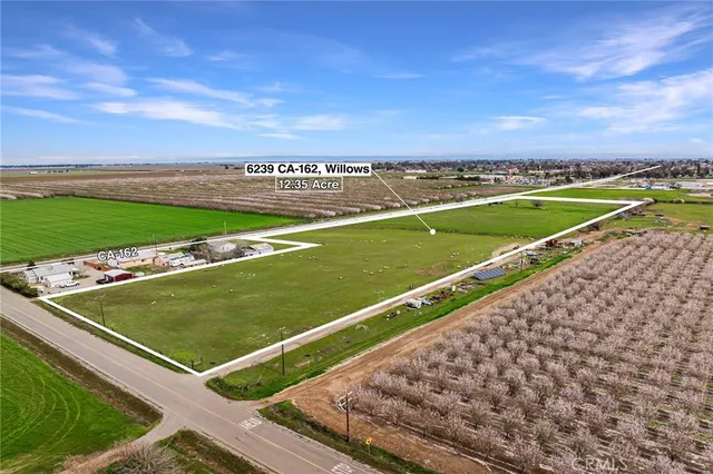 a view of a tennis court