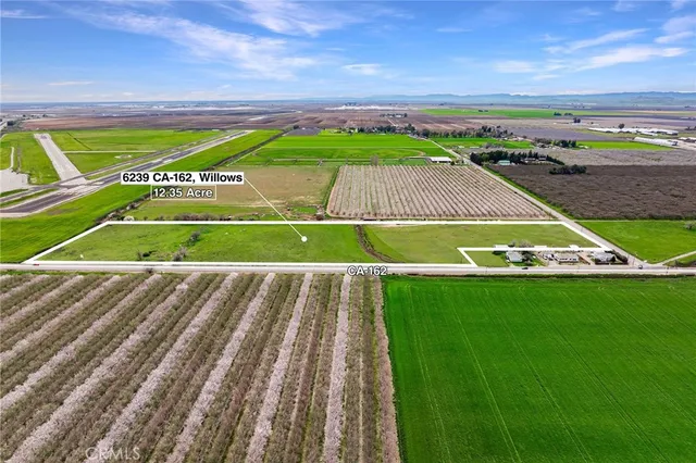 a view of an outdoor space