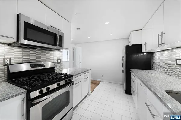 $2,995 | 6040 Boulevard East, Unit 3J, West New York, NJ 07093