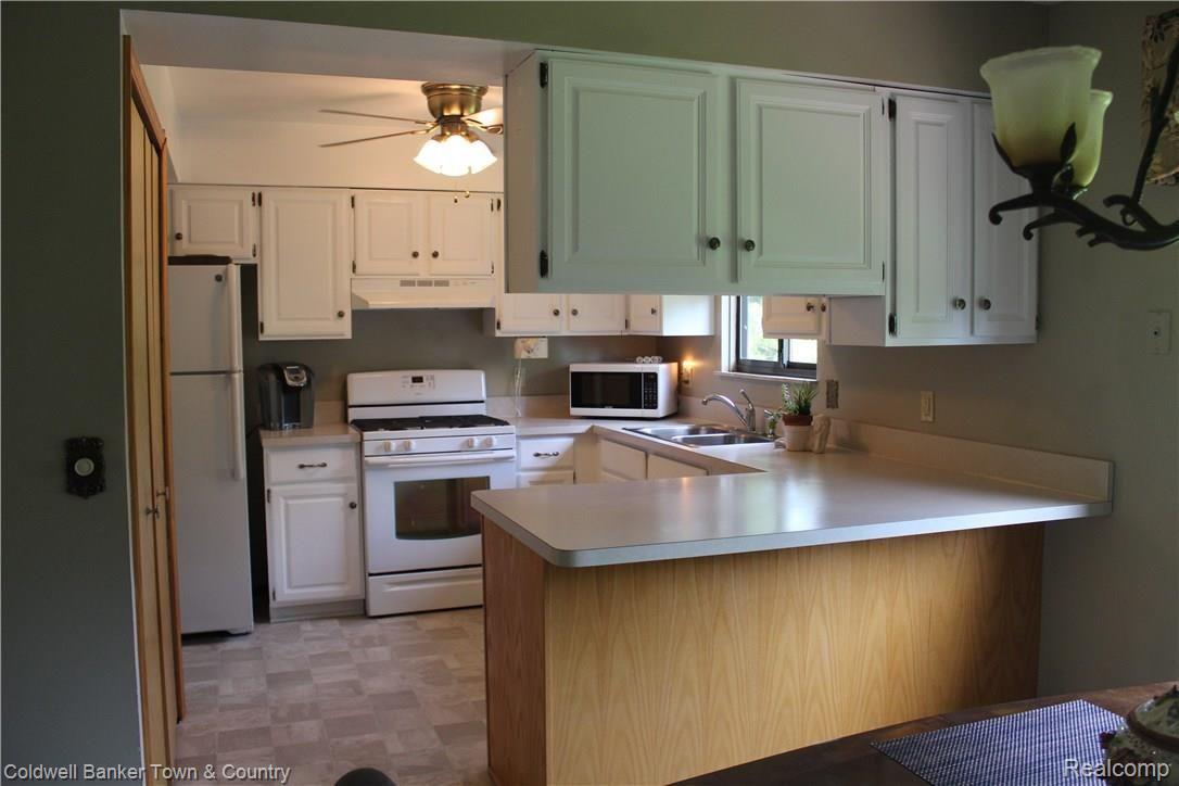 11882 Knob Hill Road Brighton, MI 48114 - Photo 10 of 41 kitchen