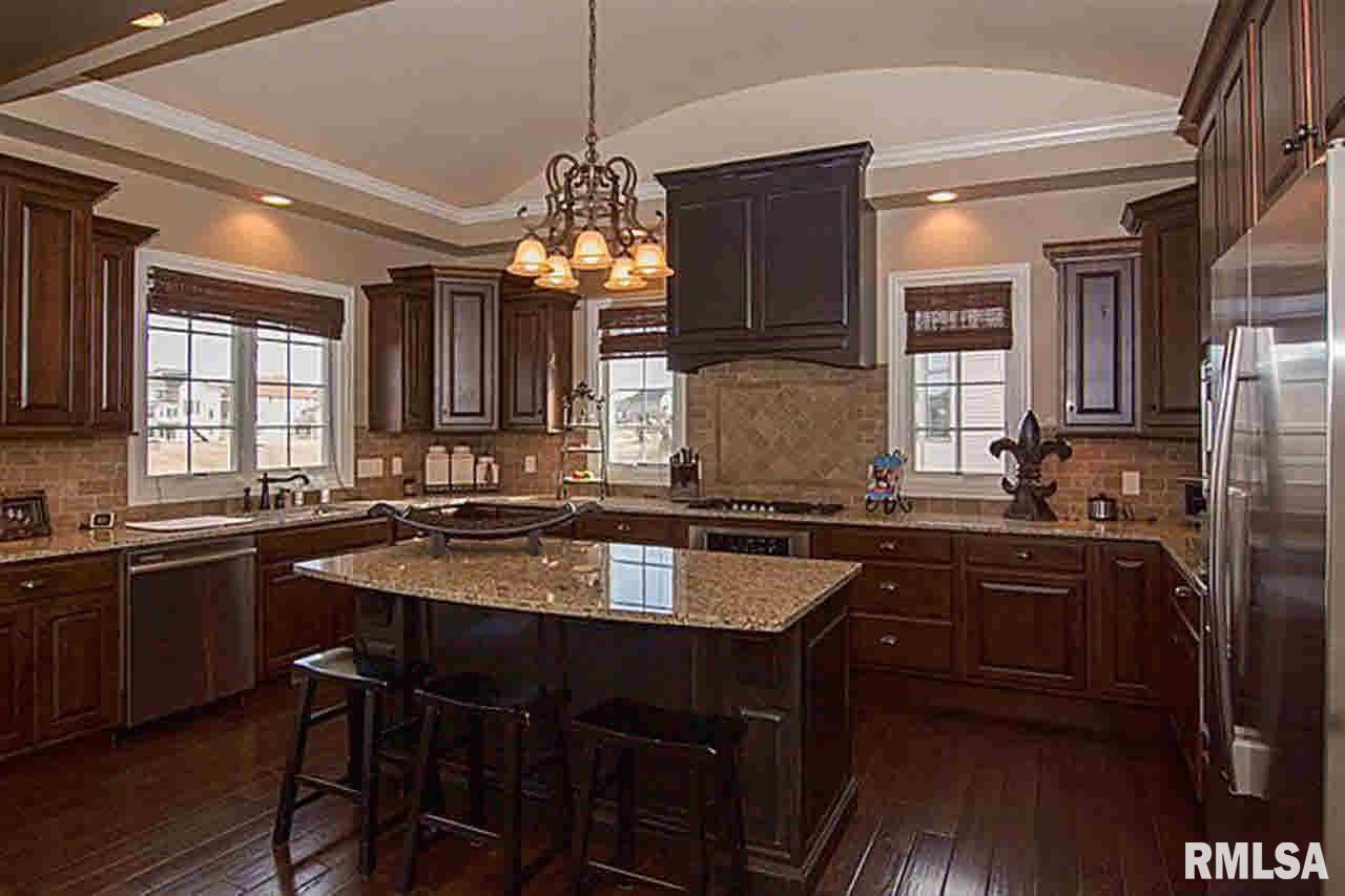 3074 Westminster Road Bettendorf, IA 52722 - Photo 2 of 24 Gallery Image 2