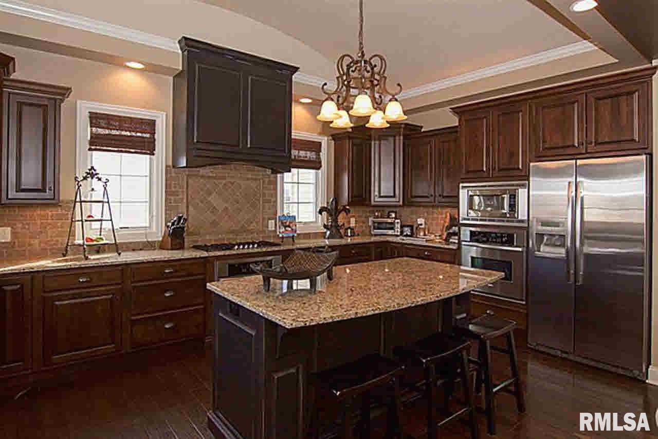 3074 Westminster Road Bettendorf, IA 52722 - Photo 3 of 24 Gallery Image 3