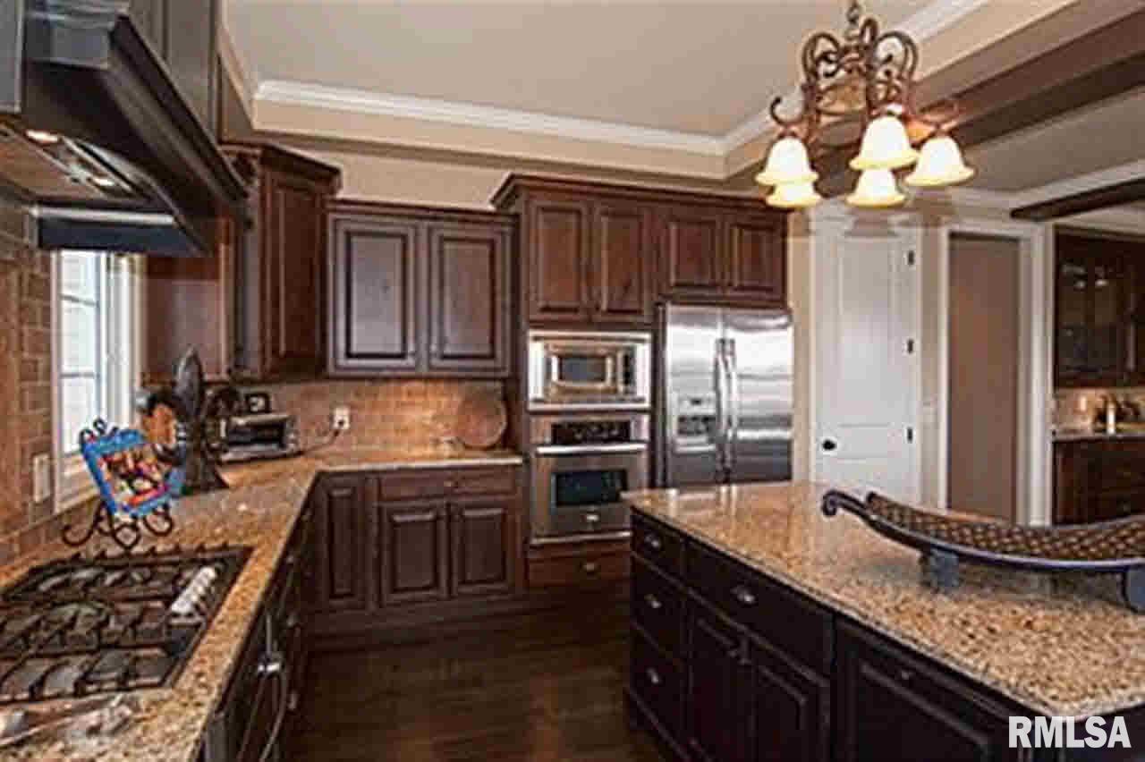 3074 Westminster Road Bettendorf, IA 52722 - Photo 4 of 24 Gallery Image 4