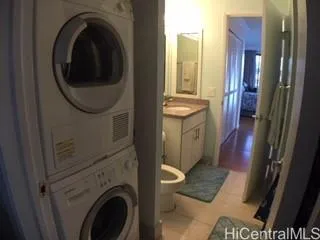 a view of entryway with washer and dryer