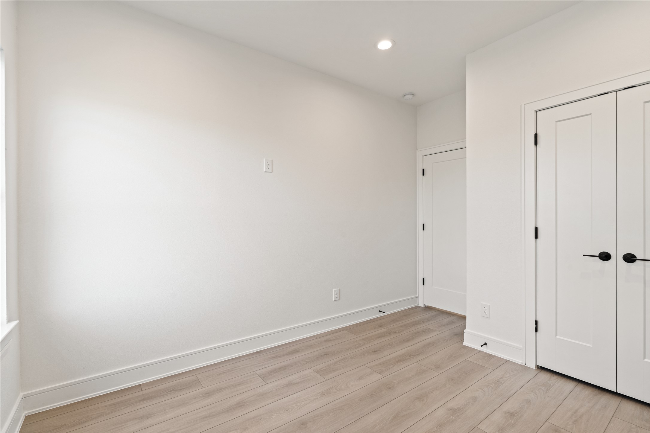8019 Grandview Street Houston, TX 77051 - Photo 27 of 34 Secondary room – alternate angle showing closet doors and wall space.