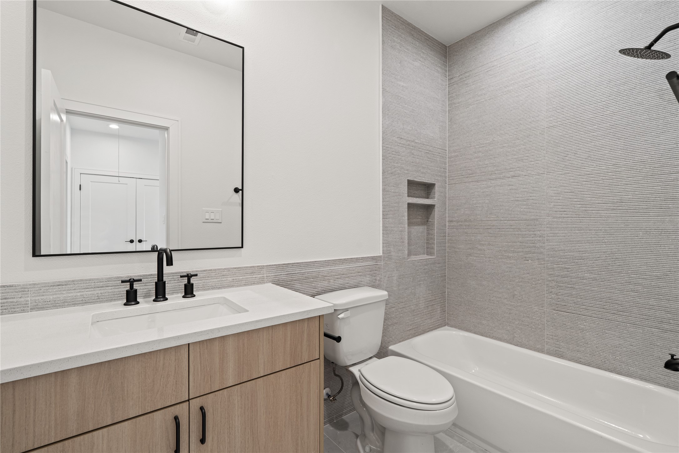 8019 Grandview Street Houston, TX 77051 - Photo 28 of 34 Secondary bathroom – single vanity with tub/shower combo and tiled surround.