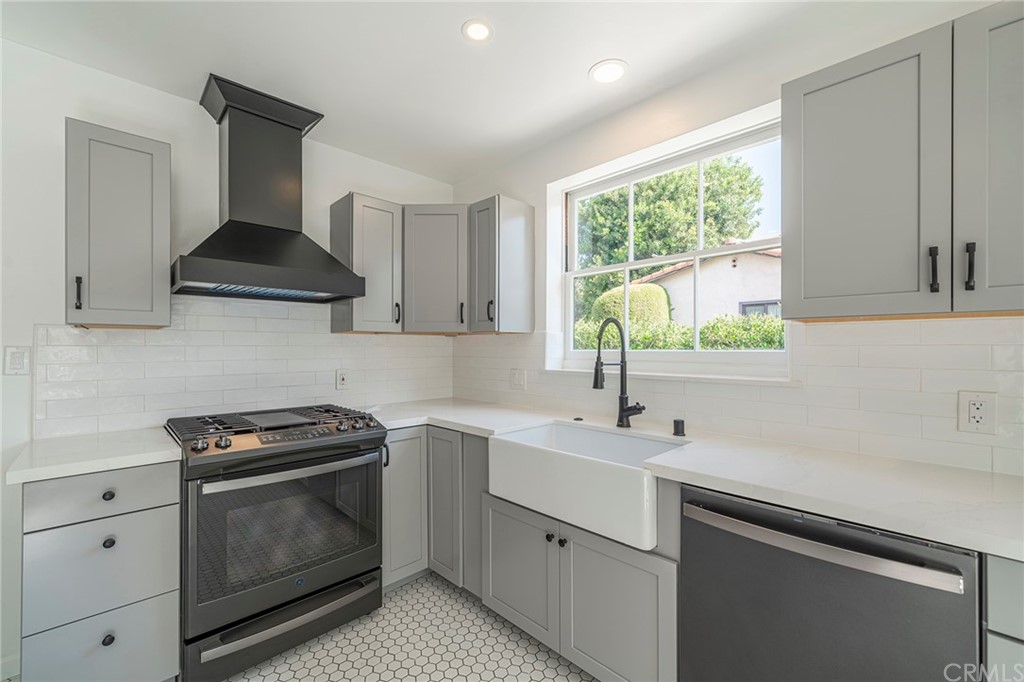 1110 Viscano Drive Glendale, CA 91207 - Photo 2 of 27