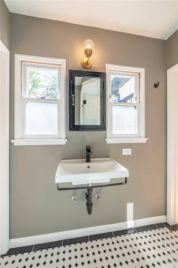 1110 Viscano Drive Glendale, CA 91207 - Photo 17 of 27