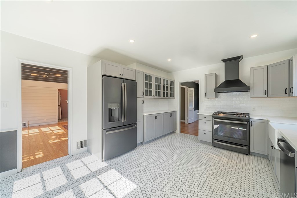 1110 Viscano Drive Glendale, CA 91207 - Photo 3 of 27