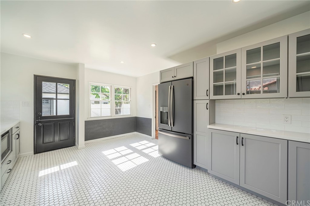 1110 Viscano Drive Glendale, CA 91207 - Photo 4 of 27