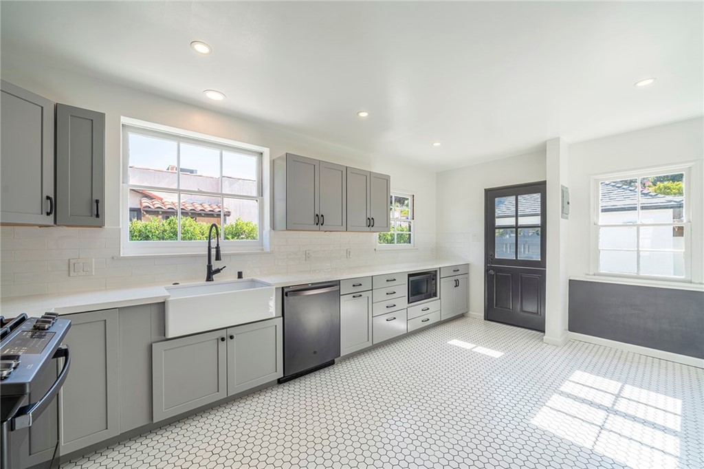 1110 Viscano Drive Glendale, CA 91207 - Photo 5 of 27