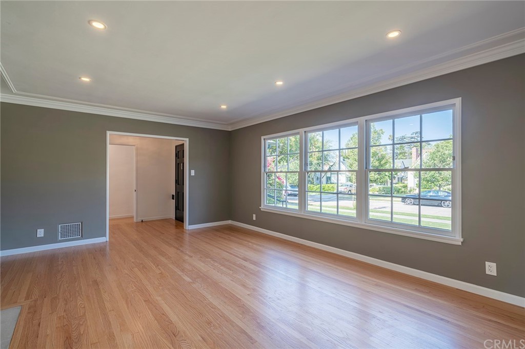 1110 Viscano Drive Glendale, CA 91207 - Photo 6 of 27