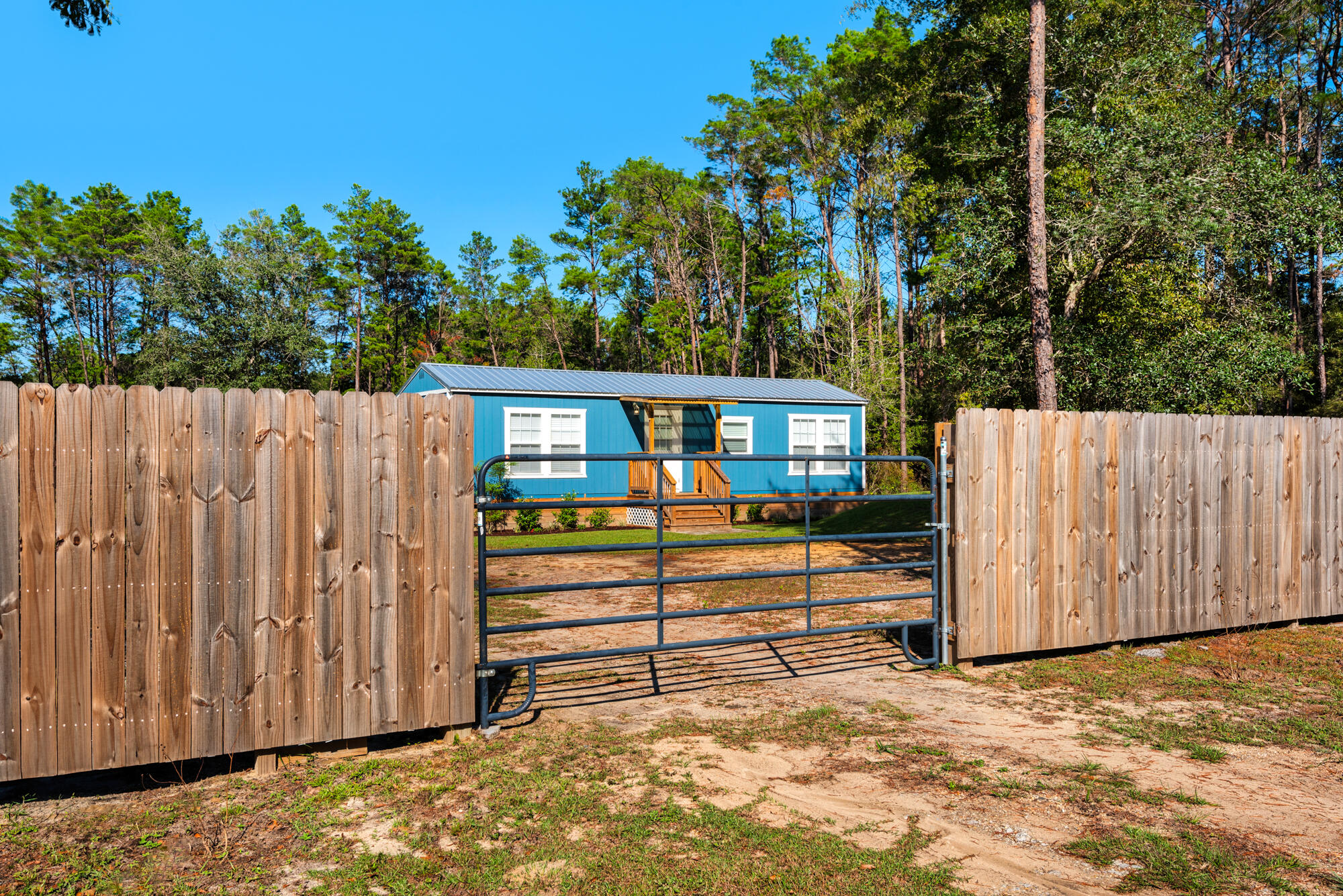 156 McCloud Road Freeport, FL 32439 - Photo 28 of 28 a house view with a garden