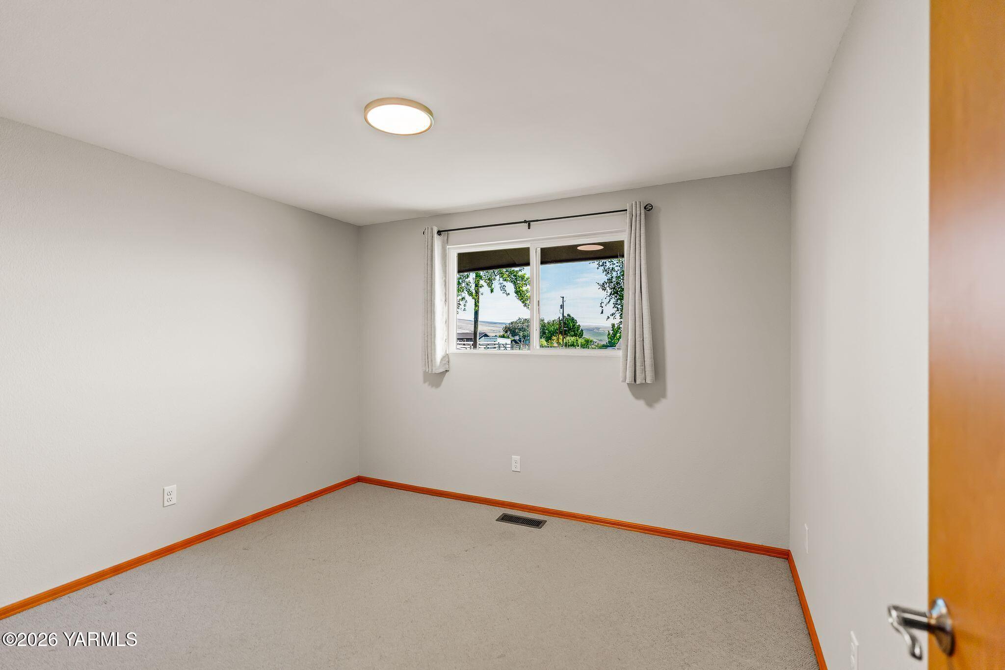 61 North Johnson Road Selah, WA 98942 - Photo 22 of 41 Bedroom 4
