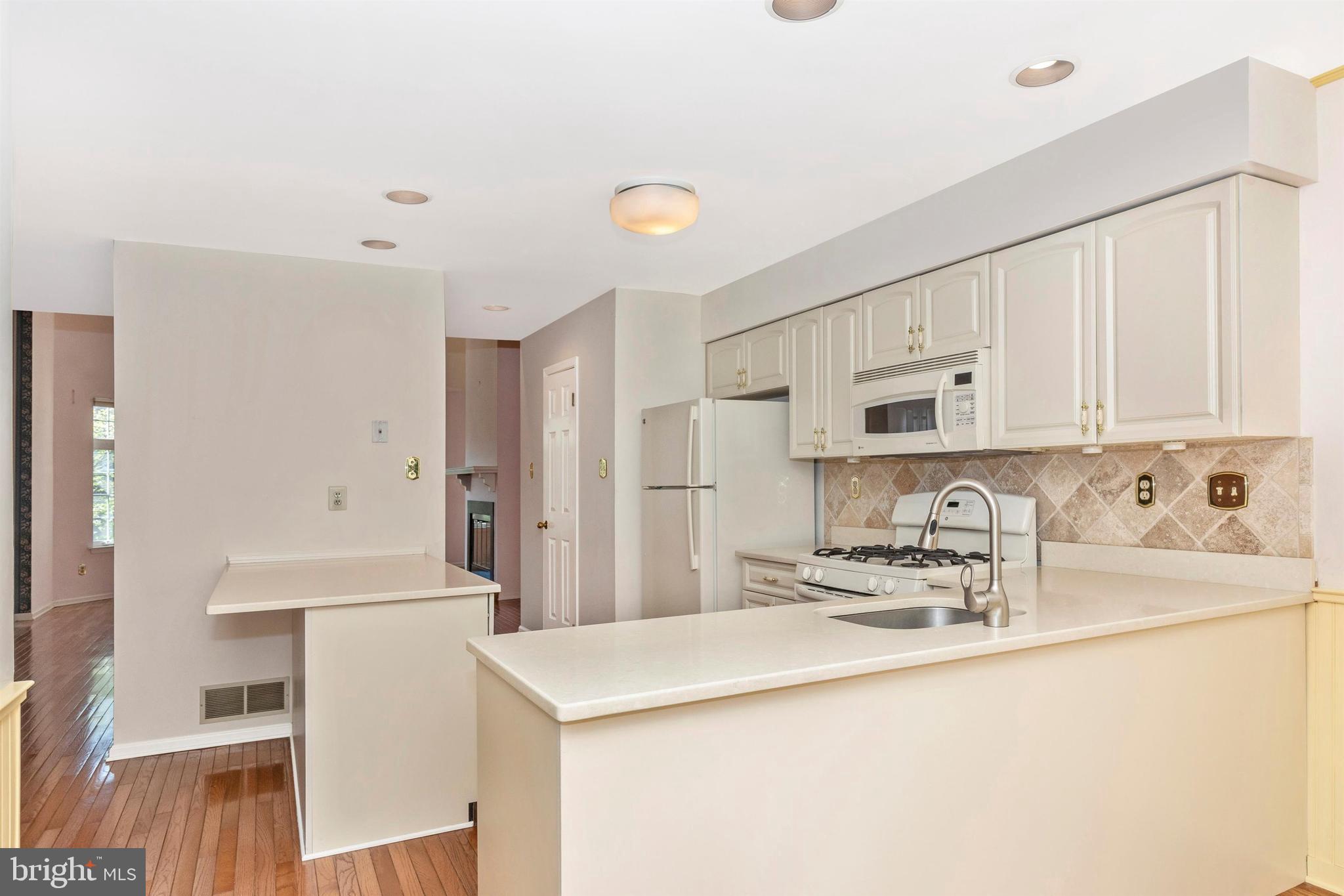 8 Wellfleet Lane Chesterbrook, PA 19087 - Photo 4 of 34 Light colored kitchen with corian counters