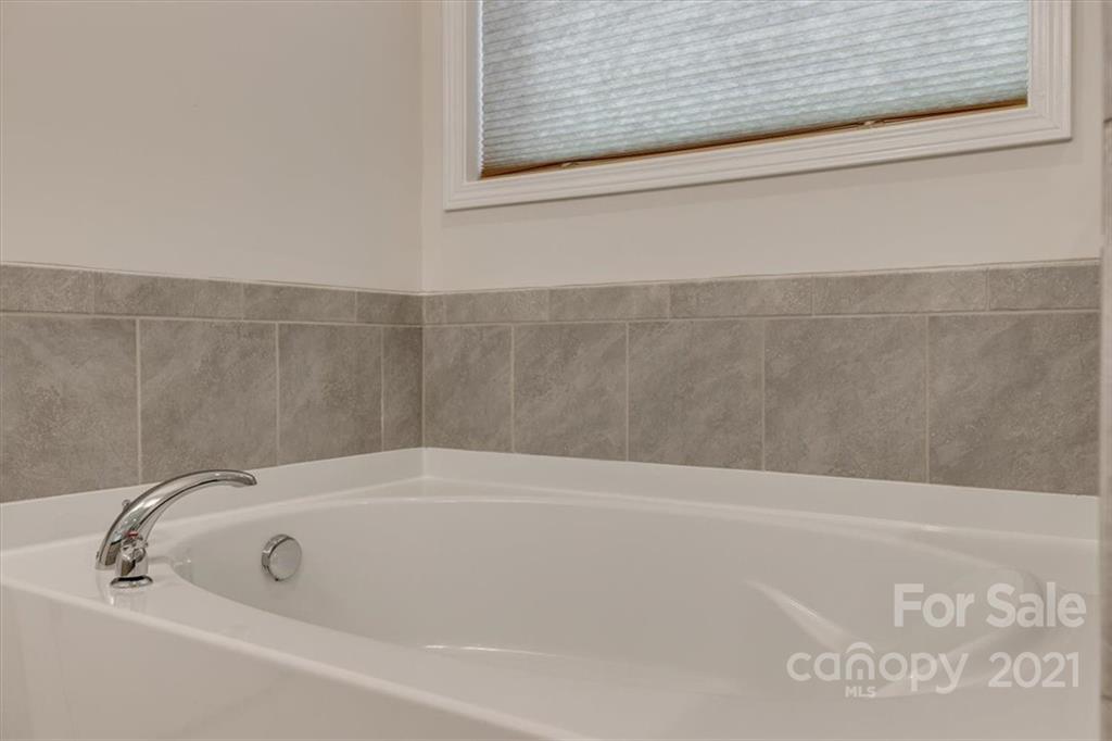 1007 Lydney Circle Waxhaw, NC 28173 - Photo 25 of 46 a bathroom with a bathtub